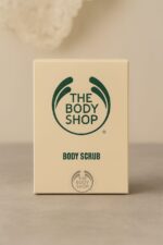 سكراب جسم جوز الهند النباتي من The Body Shop – مقشر وترطيب مثالي